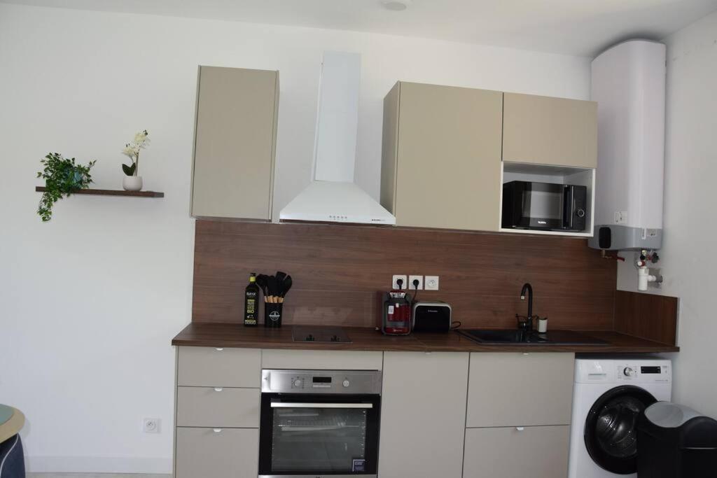 Elegant T2 A Bron, Tramway A 2Min, Box Parking, 4Personnes Apartment Exterior photo