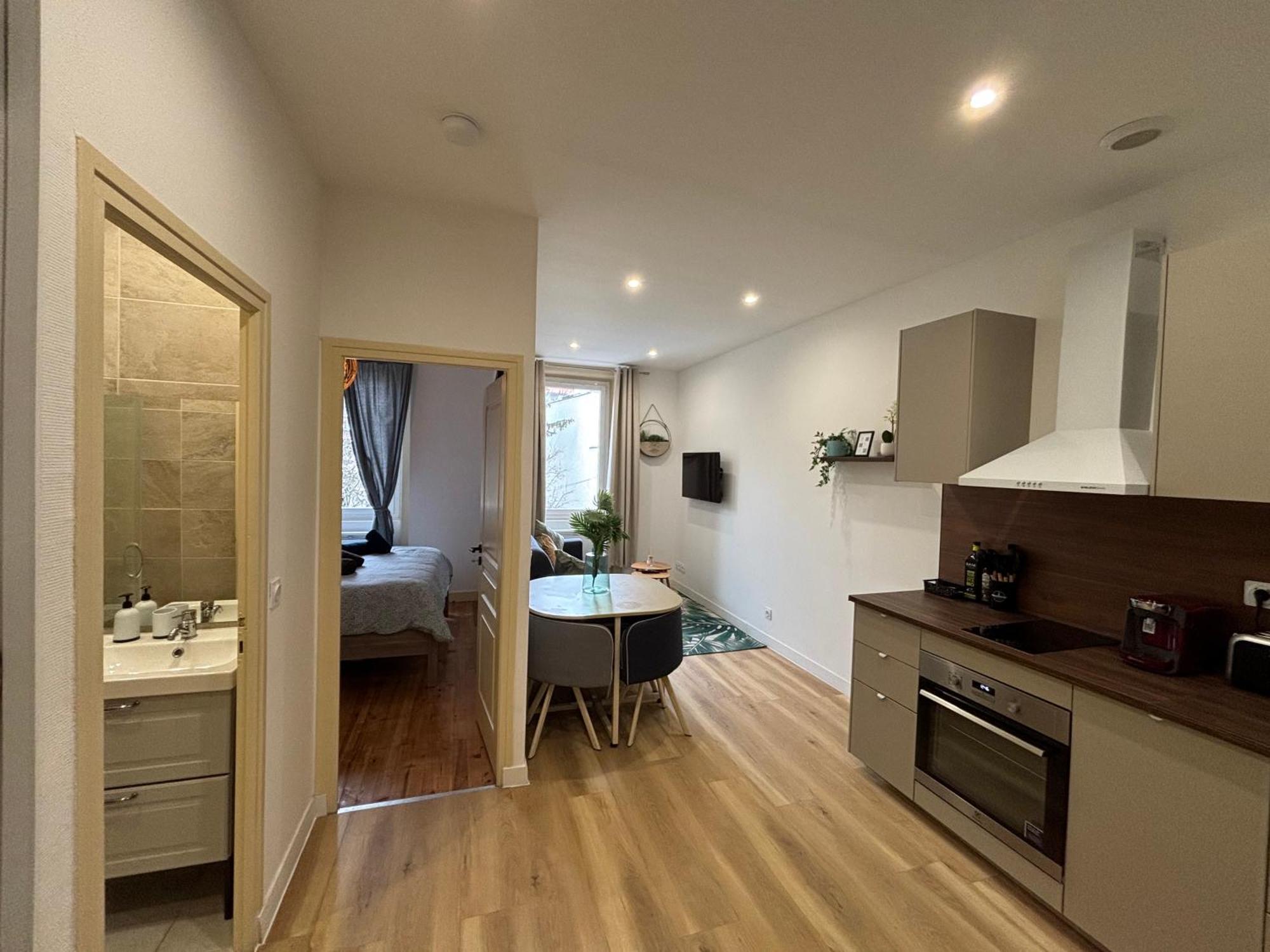 Elegant T2 A Bron, Tramway A 2Min, Box Parking, 4Personnes Apartment Exterior photo